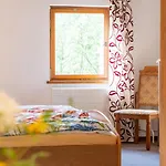 Gartentraum, Feuergrill, Kids-spielwelt, 4raeume Apartment Hartenstein (Saxony)
